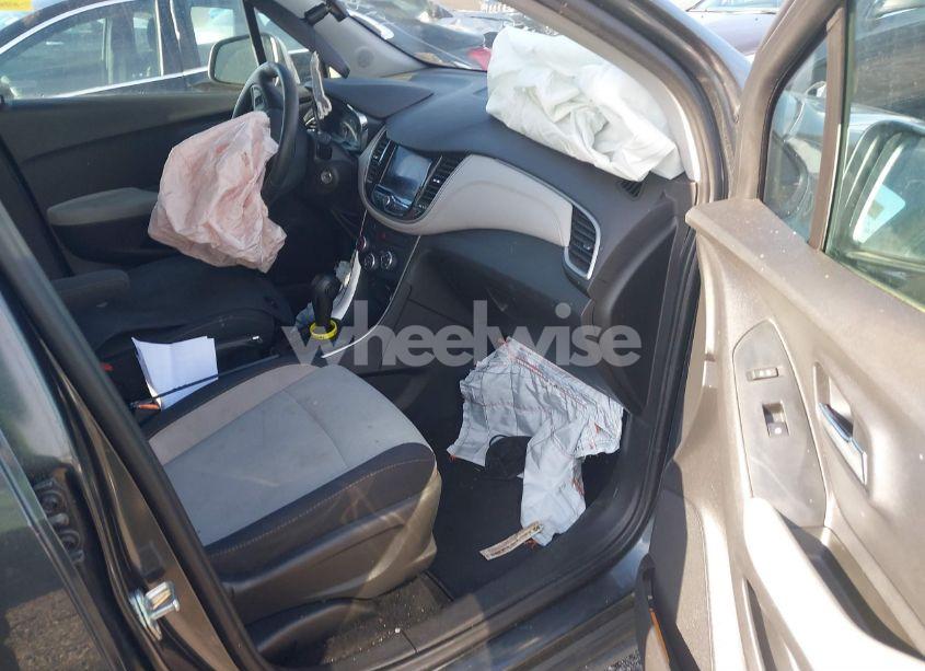 Photo 5 of 2020 Chevrolet Trax FWD LS (VIN 3GNCJKSB3LL198575)