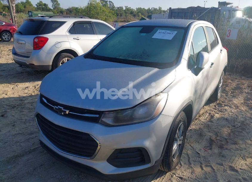 Photo 2 of 2020 Chevrolet Trax FWD LS (VIN 3GNCJKSB3LL301204)