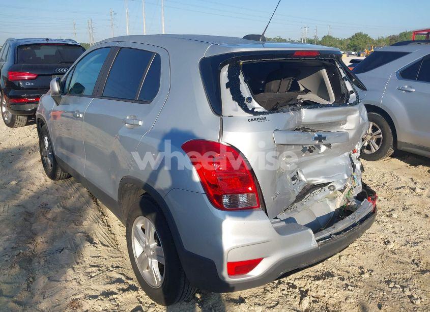 Photo 3 of 2020 Chevrolet Trax FWD LS (VIN 3GNCJKSB3LL301204)