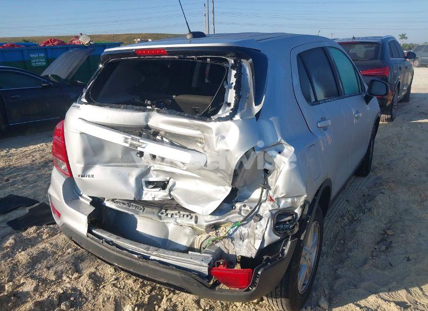 Photo 4 of 2020 Chevrolet Trax FWD LS (VIN 3GNCJKSB3LL301204)