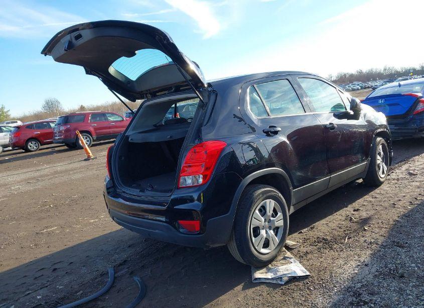 Photo 4 of 2018 Chevrolet Trax LS (VIN 3GNCJKSB4JL262507)