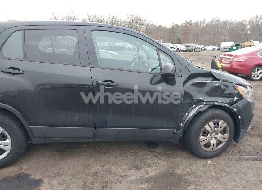 Photo 17 of 2019 Chevrolet Trax LS (VIN 3GNCJKSB4KL179452)