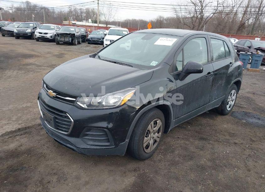 Photo 2 of 2019 Chevrolet Trax LS (VIN 3GNCJKSB4KL179452)