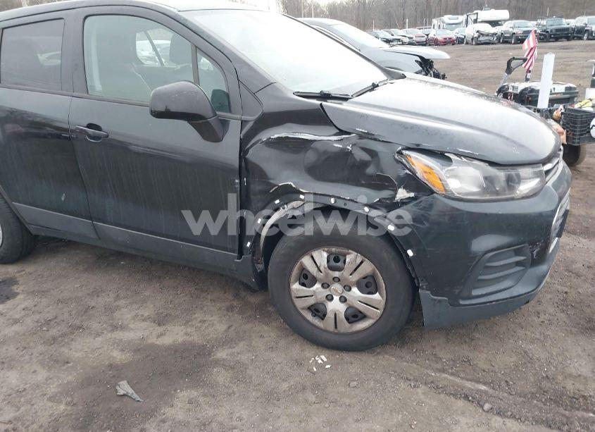 Photo 6 of 2019 Chevrolet Trax LS (VIN 3GNCJKSB4KL179452)