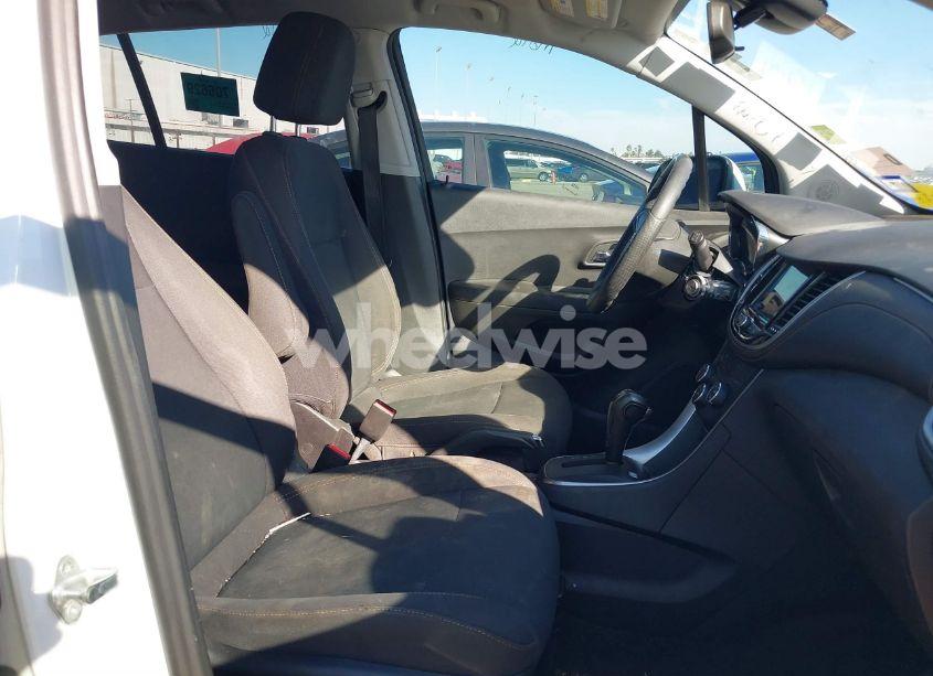 Photo 5 of 2019 Chevrolet Trax LS (VIN 3GNCJKSB4KL279244)