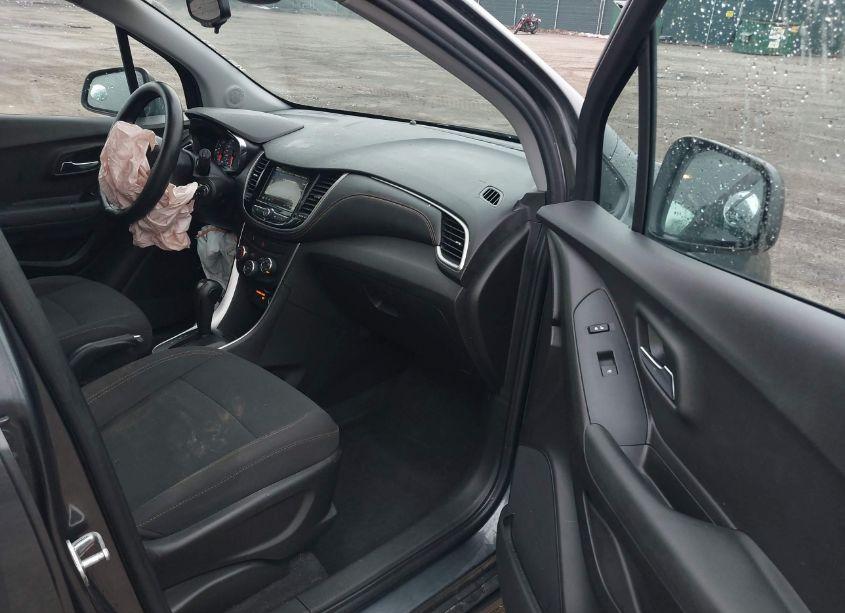 Photo 5 of 2019 Chevrolet Trax LS (VIN 3GNCJKSB4KL299655)