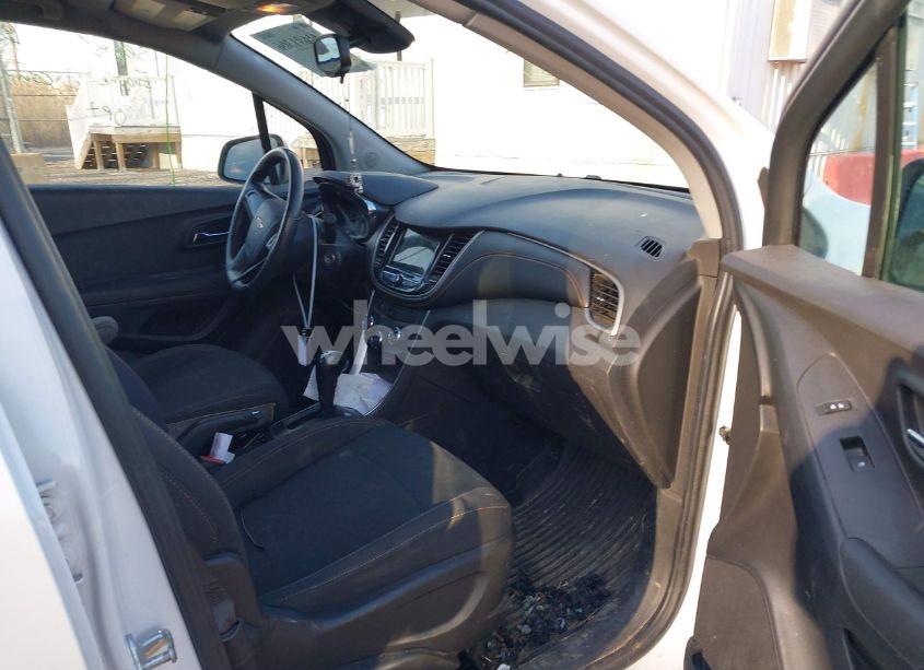 Photo 5 of 2019 Chevrolet Trax LS (VIN 3GNCJKSB4KL389162)