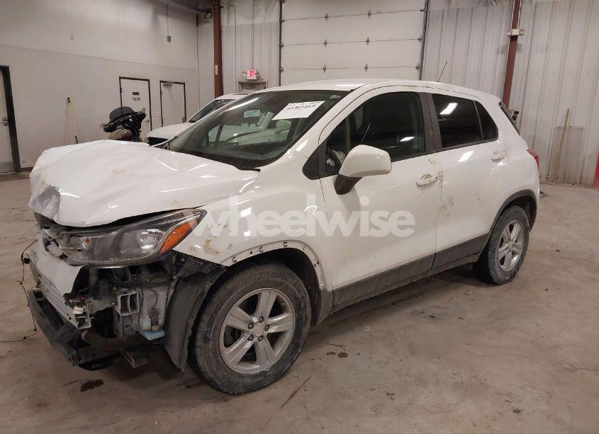 Photo 2 of 2019 Chevrolet Trax LS (VIN 3GNCJKSB4KL395852)