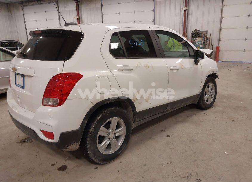 Photo 4 of 2019 Chevrolet Trax LS (VIN 3GNCJKSB4KL395852)
