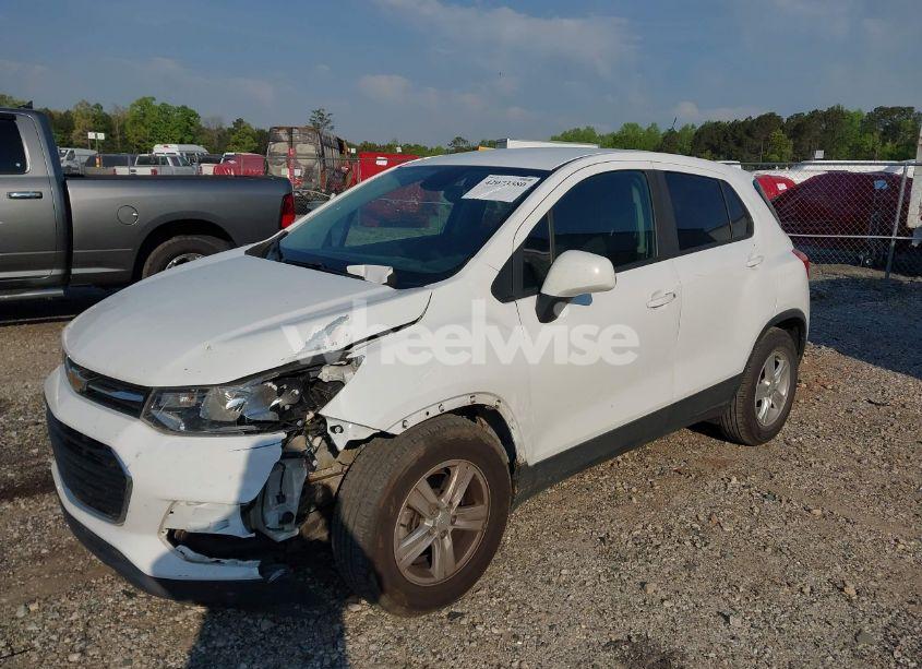 Photo 2 of 2019 Chevrolet Trax LS (VIN 3GNCJKSB4KL398122)