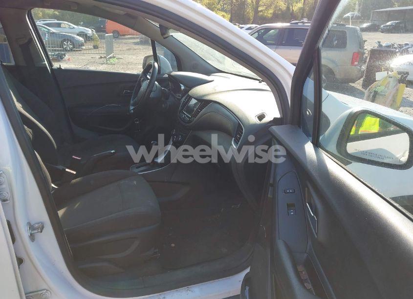 Photo 5 of 2019 Chevrolet Trax LS (VIN 3GNCJKSB4KL398122)