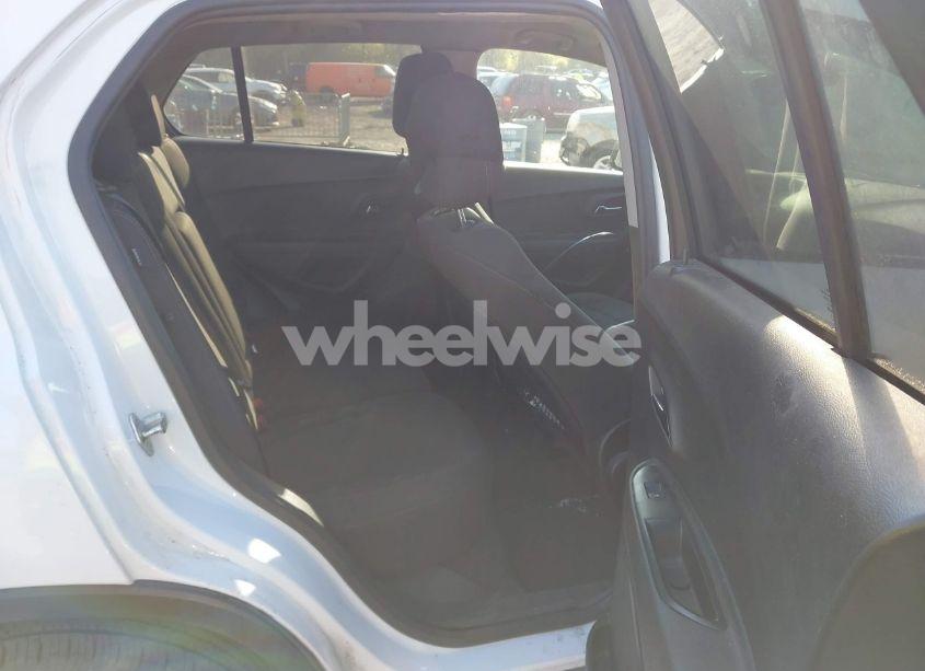 Photo 8 of 2019 Chevrolet Trax LS (VIN 3GNCJKSB4KL398122)