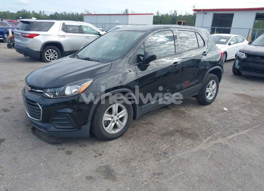 Photo 2 of 2020 Chevrolet Trax FWD LS (VIN 3GNCJKSB4LL132925)