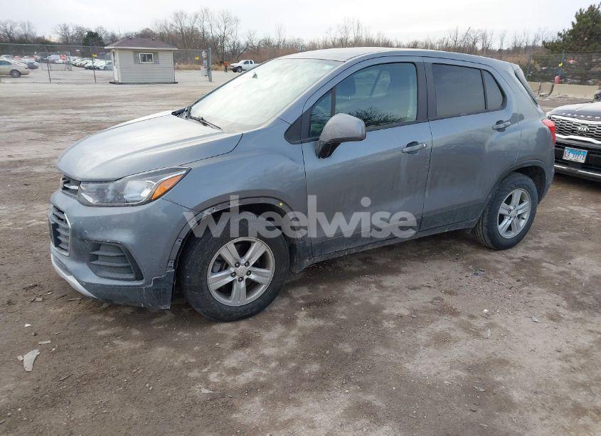 Photo 2 of 2020 Chevrolet Trax FWD LS (VIN 3GNCJKSB4LL156321)