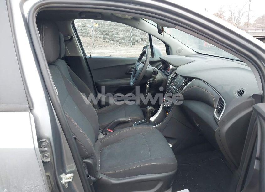 Photo 5 of 2020 Chevrolet Trax FWD LS (VIN 3GNCJKSB4LL156321)