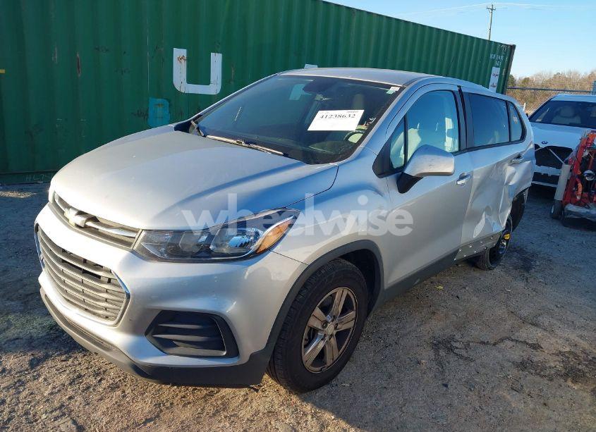 Photo 2 of 2020 Chevrolet Trax FWD LS (VIN 3GNCJKSB4LL218560)