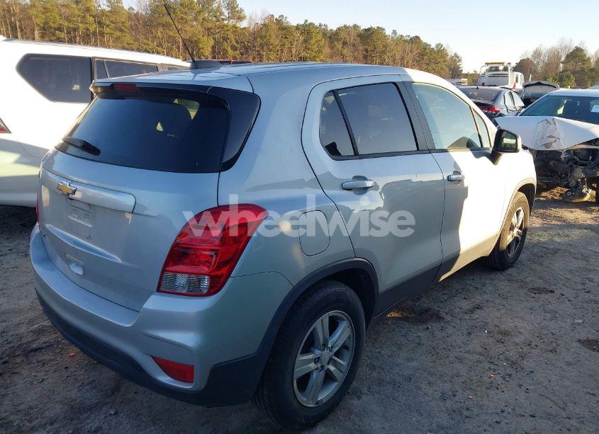 Photo 4 of 2020 Chevrolet Trax FWD LS (VIN 3GNCJKSB4LL218560)