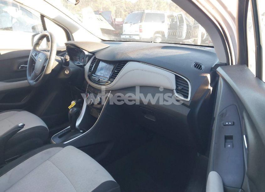 Photo 5 of 2020 Chevrolet Trax FWD LS (VIN 3GNCJKSB4LL218560)
