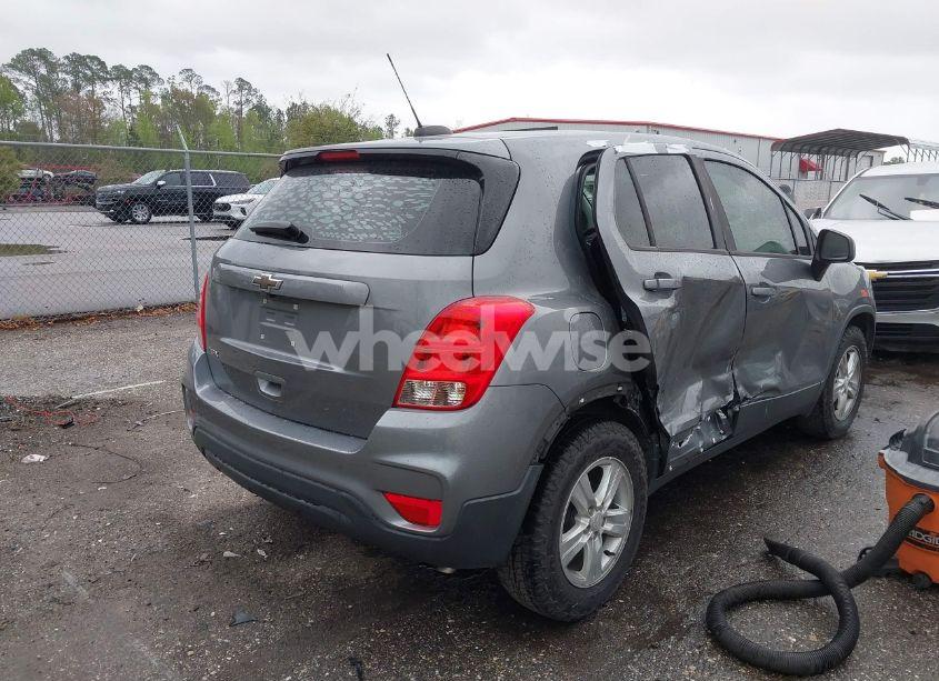Photo 4 of 2020 Chevrolet Trax FWD LS (VIN 3GNCJKSB4LL272294)