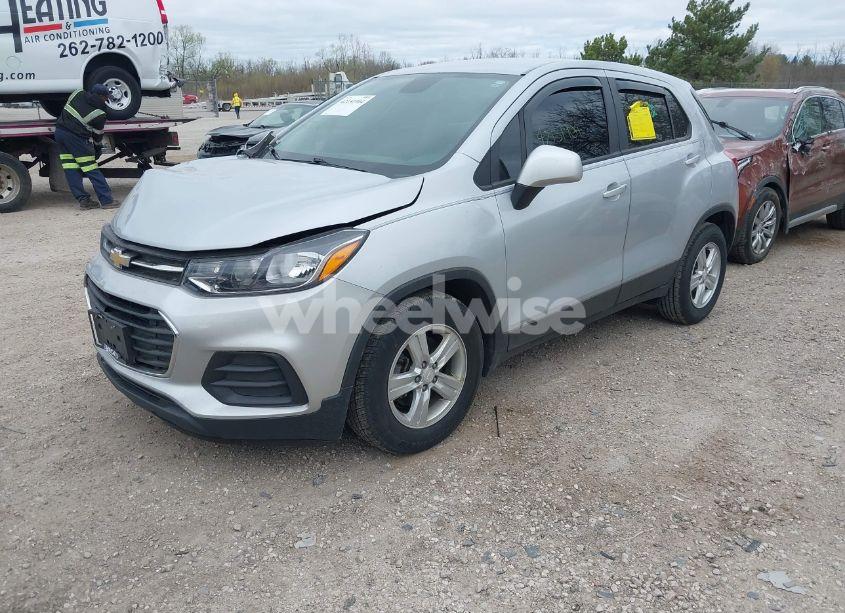 Photo 2 of 2020 Chevrolet Trax FWD LS (VIN 3GNCJKSB4LL305522)