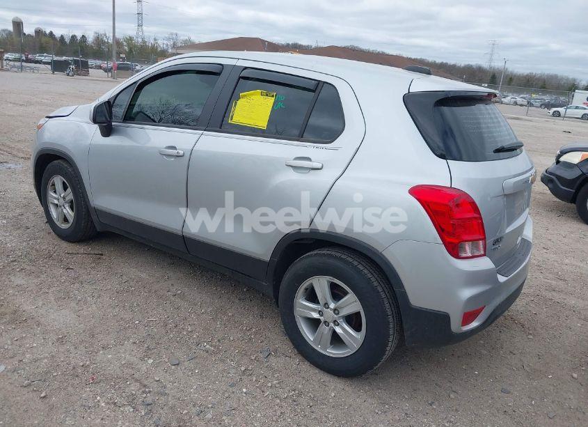 Photo 3 of 2020 Chevrolet Trax FWD LS (VIN 3GNCJKSB4LL305522)