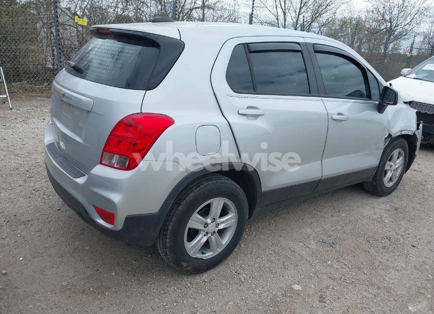 Photo 4 of 2020 Chevrolet Trax FWD LS (VIN 3GNCJKSB4LL305522)
