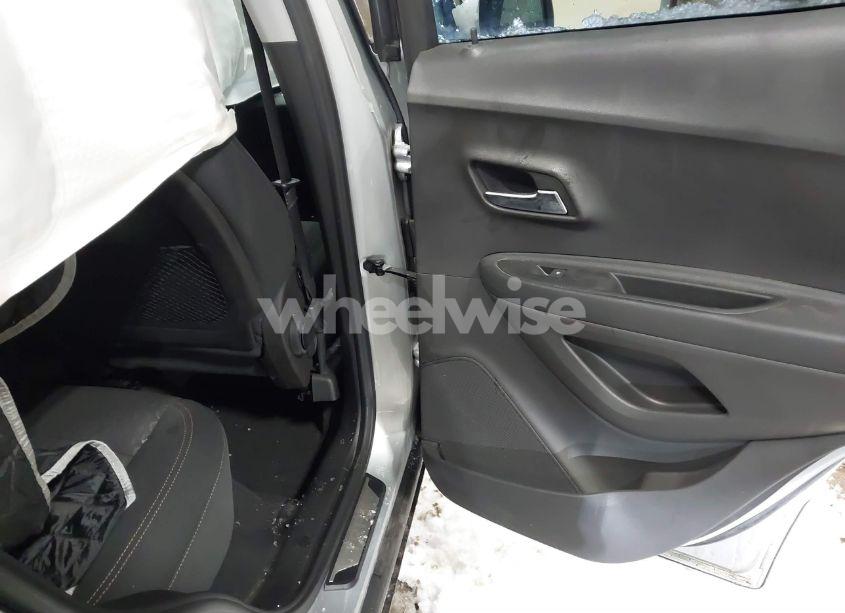 Photo 8 of 2020 Chevrolet Trax FWD LS (VIN 3GNCJKSB4LL338360)