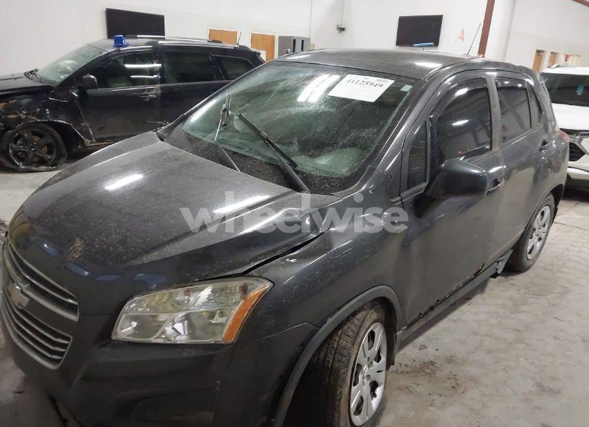 Photo 2 of 2016 Chevrolet Trax 1LS (VIN 3GNCJKSB5GL271368)