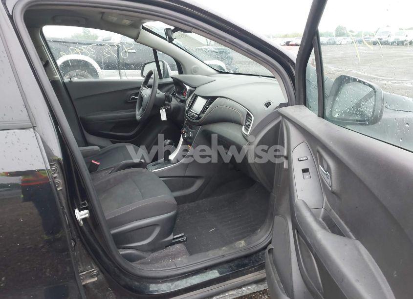 Photo 5 of 2017 Chevrolet Trax LS (VIN 3GNCJKSB5HL260050)