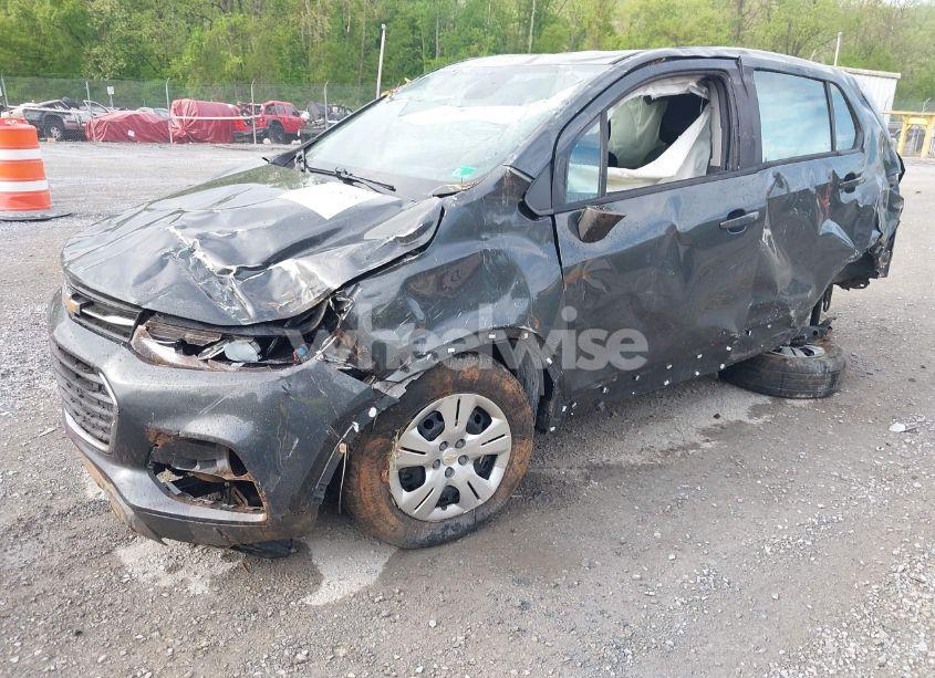 Photo 2 of 2019 Chevrolet Trax LS (VIN 3GNCJKSB5KL156584)