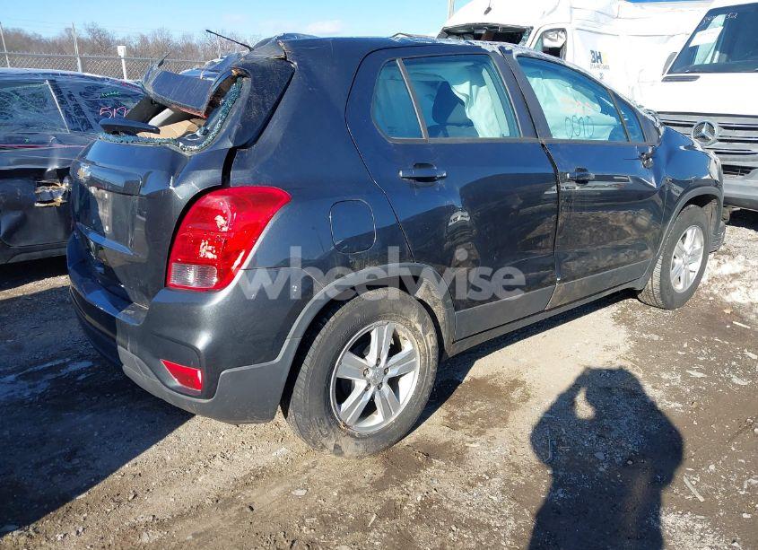 Photo 4 of 2019 Chevrolet Trax LS (VIN 3GNCJKSB5KL225628)