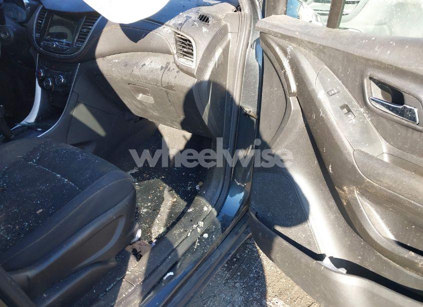 Photo 5 of 2019 Chevrolet Trax LS (VIN 3GNCJKSB5KL225628)