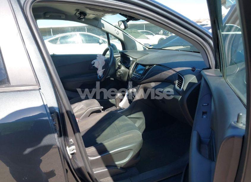 Photo 5 of 2019 Chevrolet Trax LS (VIN 3GNCJKSB5KL259875)