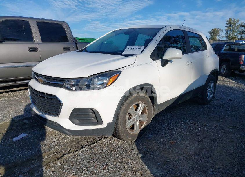 Photo 2 of 2020 Chevrolet Trax FWD LS (VIN 3GNCJKSB5LL129807)