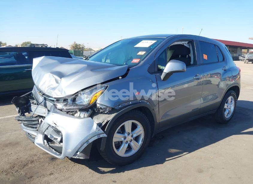 Photo 2 of 2020 Chevrolet Trax FWD LS (VIN 3GNCJKSB5LL196536)