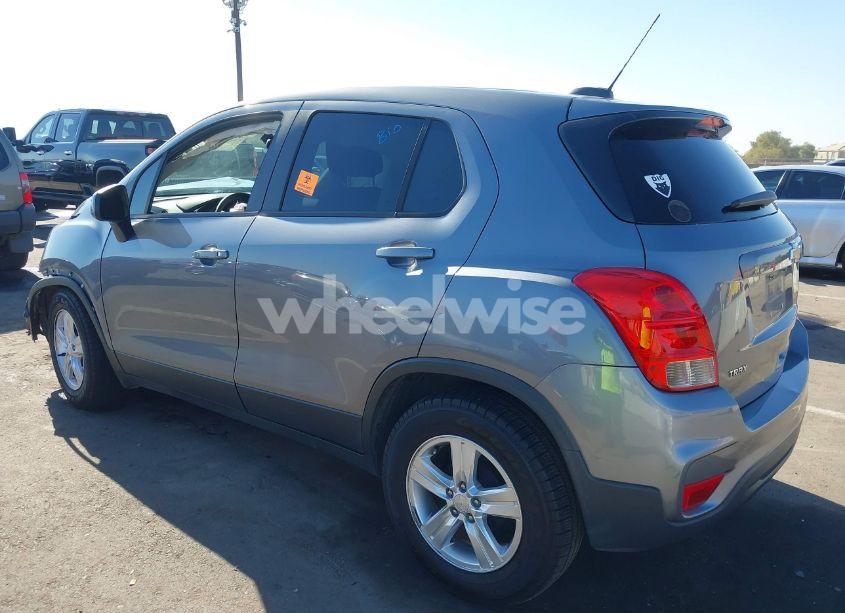 Photo 3 of 2020 Chevrolet Trax FWD LS (VIN 3GNCJKSB5LL196536)