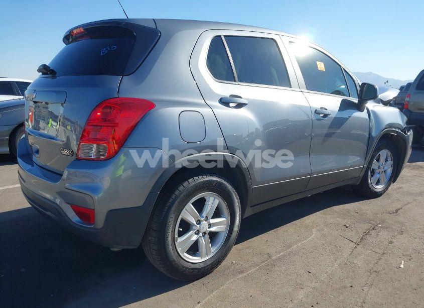 Photo 4 of 2020 Chevrolet Trax FWD LS (VIN 3GNCJKSB5LL196536)