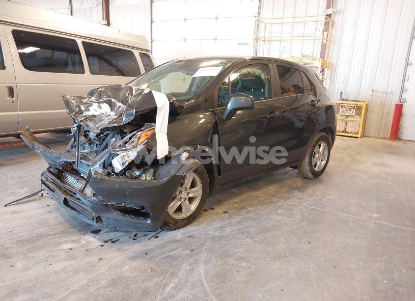 Photo 2 of 2020 Chevrolet Trax FWD LS (VIN 3GNCJKSB5LL197234)