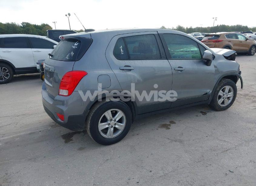Photo 4 of 2020 Chevrolet Trax FWD LS (VIN 3GNCJKSB5LL215425)