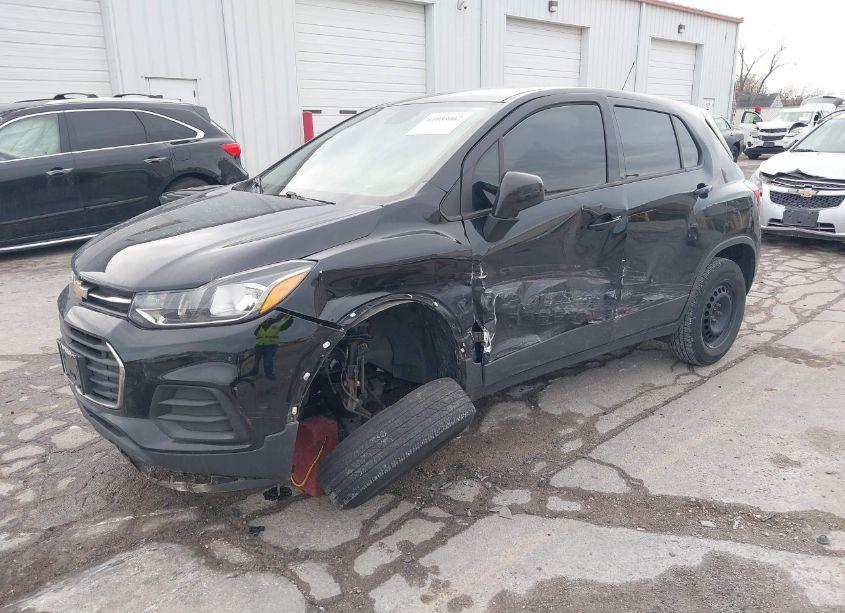 Photo 2 of 2018 Chevrolet Trax LS (VIN 3GNCJKSB6JL173618)