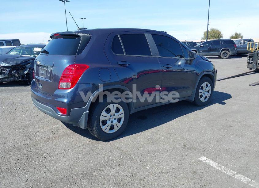 Photo 4 of 2019 Chevrolet Trax LS (VIN 3GNCJKSB6KL174270)