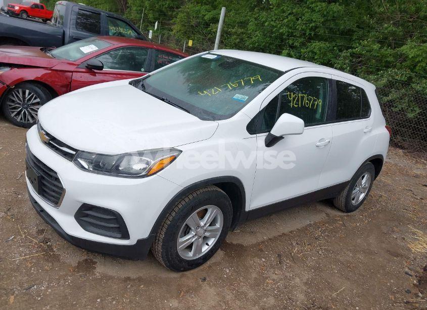 Photo 2 of 2019 Chevrolet Trax LS (VIN 3GNCJKSB6KL343655)