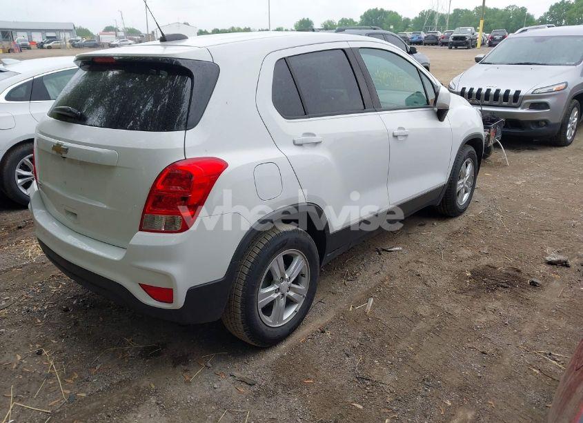 Photo 4 of 2019 Chevrolet Trax LS (VIN 3GNCJKSB6KL343655)