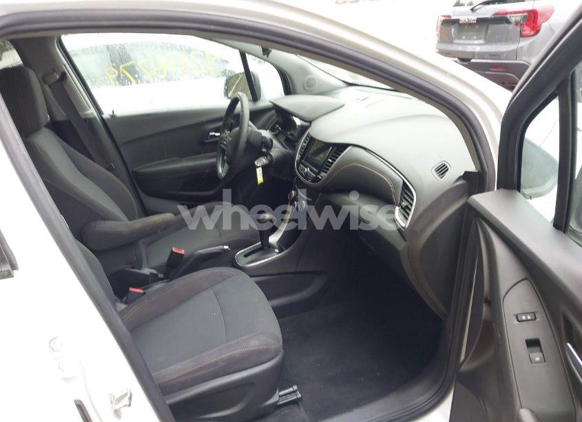 Photo 5 of 2019 Chevrolet Trax LS (VIN 3GNCJKSB6KL343655)