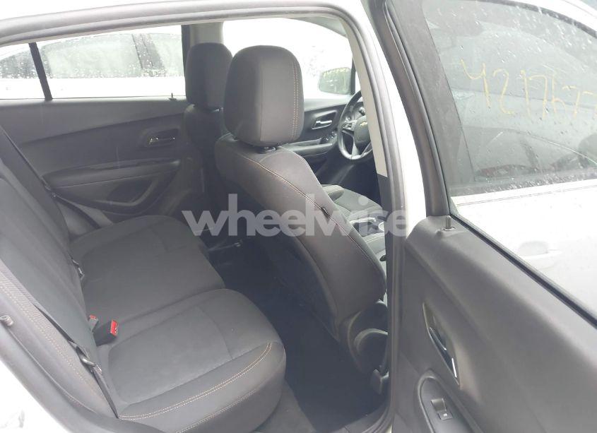 Photo 8 of 2019 Chevrolet Trax LS (VIN 3GNCJKSB6KL343655)