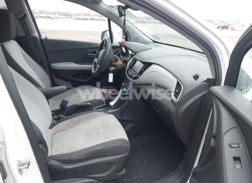 Photo 5 of 2019 Chevrolet Trax LS (VIN 3GNCJKSB6KL386764)