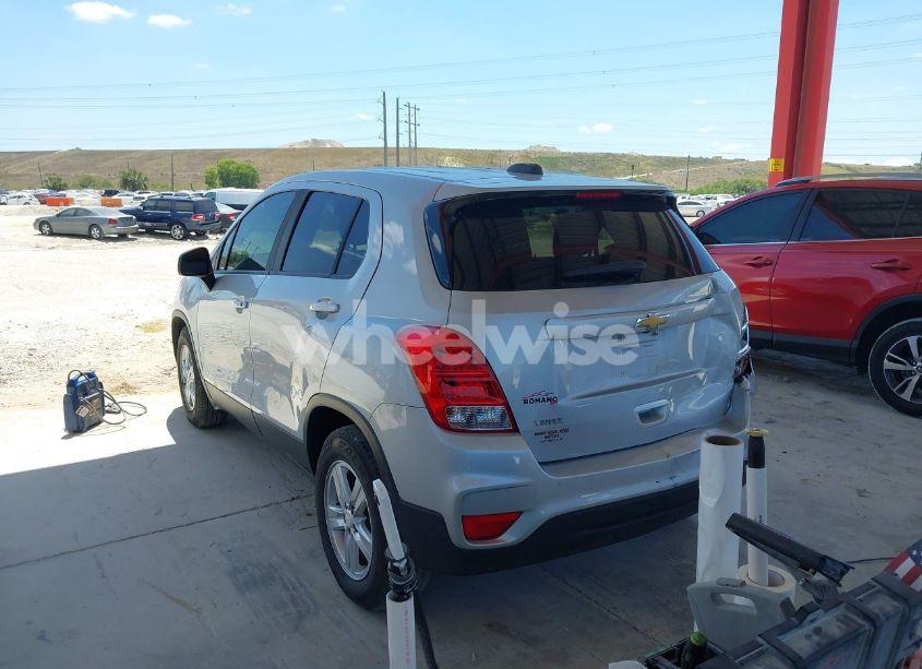 Photo 3 of 2020 Chevrolet Trax FWD LS (VIN 3GNCJKSB6LL213456)