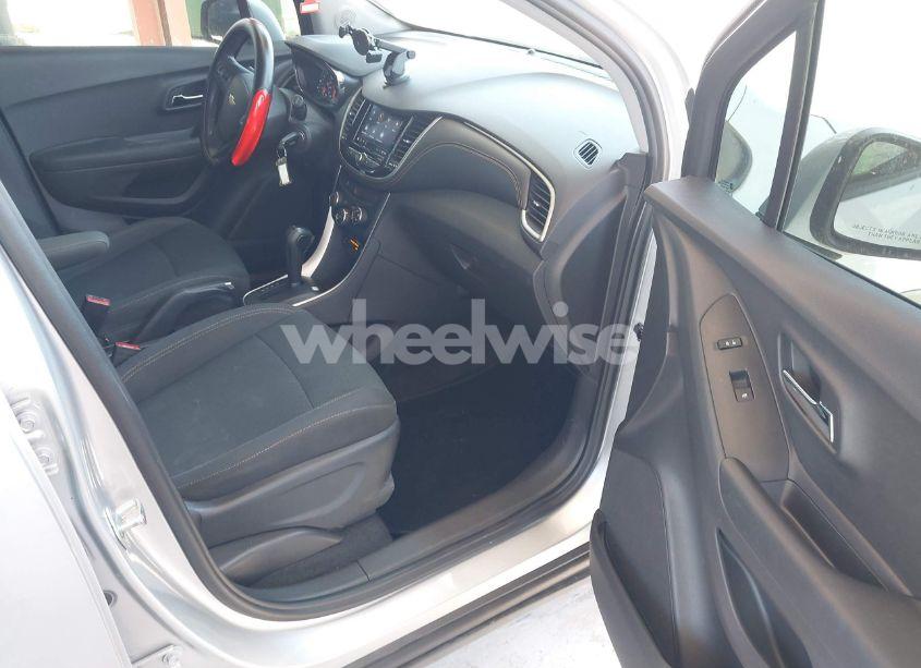Photo 5 of 2020 Chevrolet Trax FWD LS (VIN 3GNCJKSB6LL213456)
