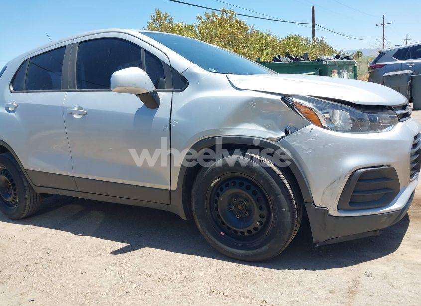 Photo 6 of 2018 Chevrolet Trax LS (VIN 3GNCJKSB7JL222499)