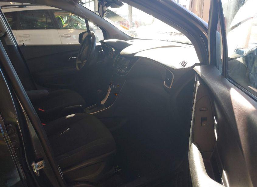 Photo 5 of 2019 Chevrolet Trax LS (VIN 3GNCJKSB7KL116068)